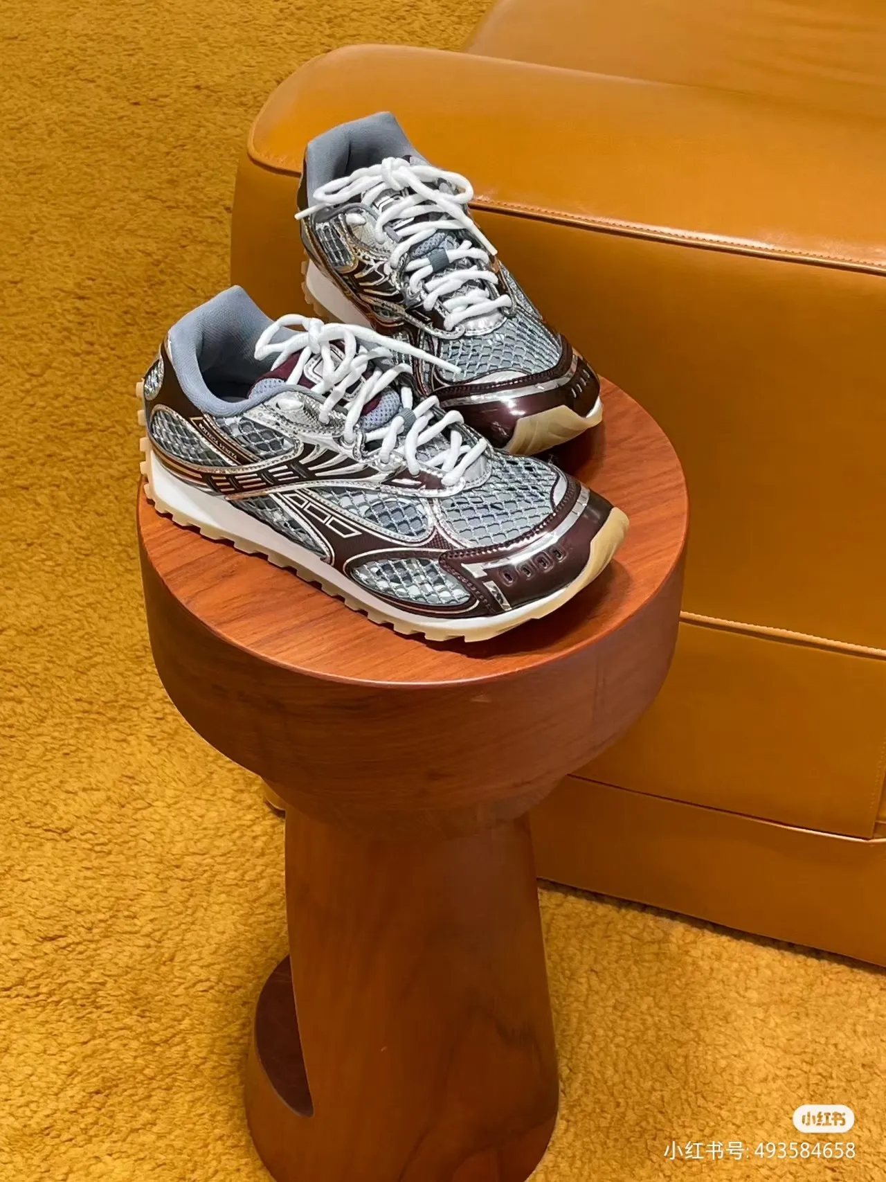 👟👟Ex-factory price 600👟👟 Top version (couples style) Bottega Veneta 23ss autumn and winter show style BV Orbit sneakers Wang Yibo same style couple style casual shoes dad shoes! Runner sneakers! Original purchase and development! Made of original lightweight technical mesh fabric, the same as the original version! The process is complicated! Paired with a rubber outsole designed with a geometric pattern, the high version of the Wang Zha series is actually much taller, but the legs still look slim. Very nice. Durable and durable to play with, standard and version-matching shoe packaging technology, look for high-end versions. The original outsole is exclusively molded, and the color-blocked TPU outsole is used. The material and weight are the same as the original! Size: #Female 35-41 (40 and 41 customized sizes are non-refundable) Male 39-45 (45 size customized are non-returnable and exchangeable)